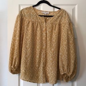 Loose fit. Lightweight blouse